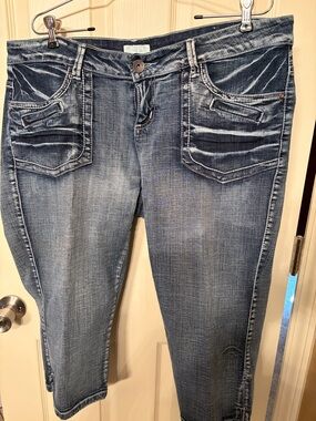 Maurice’s Classic Women's Mid-Rise Blue Denim Jean capris